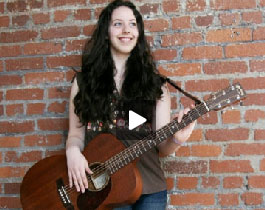 ذئبان يقتلان المغنية تايلور ميشيل اثناء مشيها باحدى الغابات الكندية 