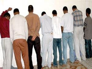  6 أشقاء مصريين يجردون سيدة من ملابسها ويطوفون بها الشوارع عارية  !