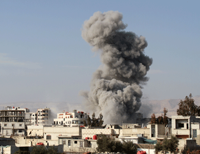 تفجير سيارة مفخخة في الرقة وقصف بالبراميل المتفجرة بريف دمشق