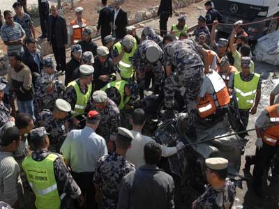 بالصور.. وفاتان و 18 إصابة إثر تدهور تريلا على طريق الحزام الدائري