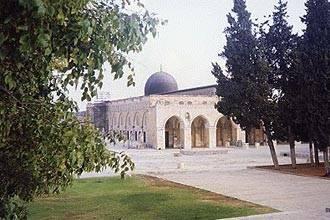 القبض على مستوطن مسلّح تسلل للأقصى وإسرائيل تدعي أنه مجنون