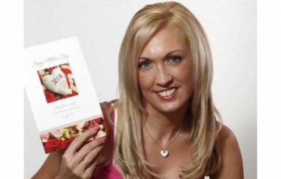 أبناء يهدون أمهم عملية تكبير صدر !