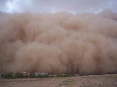 وفاة و9 اصابات بحوادث سير على الطريق الصحراوي وسط تحذيرات من انعدام الرؤية 