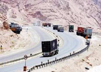 سائقو شحن العقبة ـ عمان يهددون باعتصام مفتوح واغلاق طريق العقبة الخلفي 