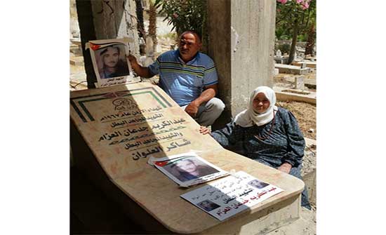 سبعينية فلسطينية تعتني بقبر شهيدين أردنيين على ثرى فلسطين منذ 54 عاما سبعينية فلسطينية تعتني بقبر شهيدين أردنيين على ثرى فلسطين منذ 54 عاما