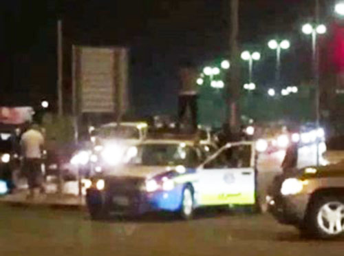 شاهد.. شاب كويتي يرقص فوق دورية مرور