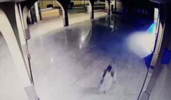 شاهد: استبسال رجل أمن في مطاردة هارب