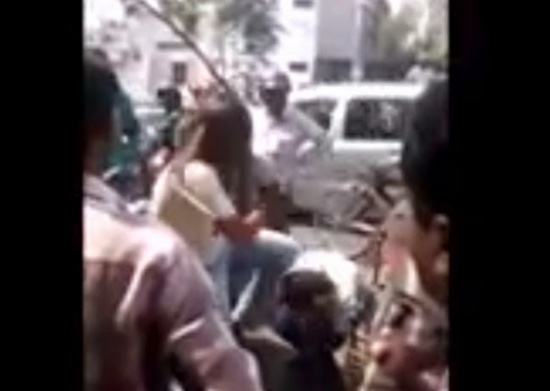 فتاة تضرب شاب حاول التحرش بها