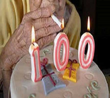 تحتفل بعيد ميلادها الـ 100 رغم تدخينها نصف مليون سيجارة تحتفل بعيد ميلادها الـ 100 رغم تدخينها نصف مليون سيجارة
