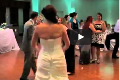 شاهد.. فتاة تتعرض لموقف محرج في حفل زفاف صديقتها