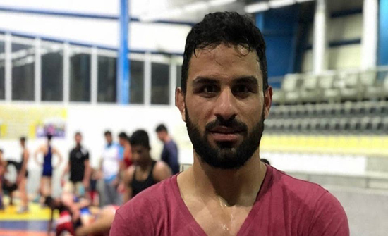 أم المصارع الإيراني مفجوعة: قتلوا بريئاً .. بالفيديو أم المصارع الإيراني مفجوعة: قتلوا بريئاً .. بالفيديو