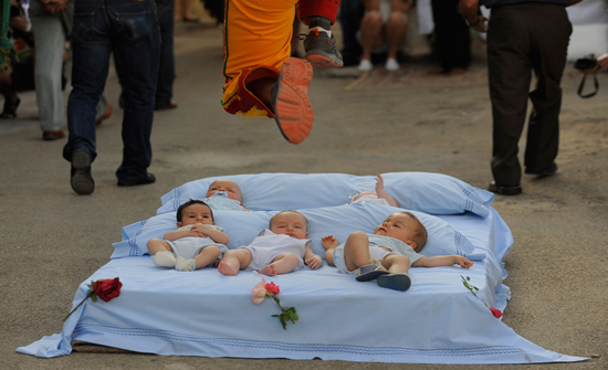 بالفيديو: مهرجان القفز فوق الأطفال الرضع في إسبانيا‎
