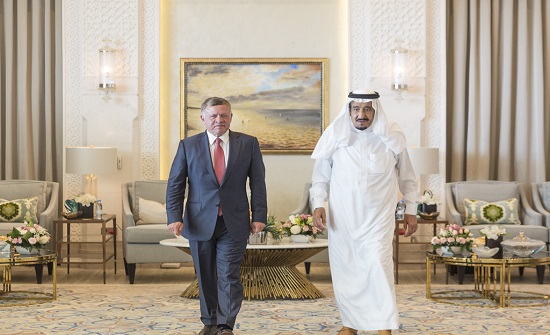 الملك يهاتف خادم الحرمين مطمئناً على صحته