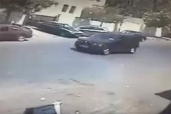 بالفيديو: مصري تدهسه حافلة وتنقلب فوقه بكامل حمولتها.. وهذا ما حدث له في النهاية