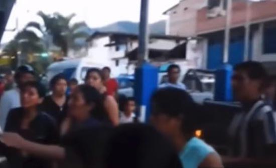بالفيديو.. شاب ميت يعود للحياة قبل ثوان من دفنه! بالفيديو.. شاب ميت يعود للحياة قبل ثوان من دفنه!