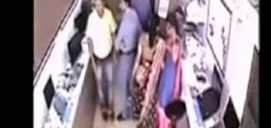 فتاة تسرق «لاب توب» بحرفية عالية