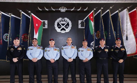 الحمود يقلد عددا من الضباط احيلوا الى التقاعد رتبة لواء