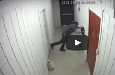 شاهد.. رجل يصنع فخا داخل متجره للقبض على اللصوص