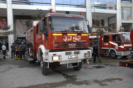  إخماد حريق مستودع ألبسة في الصويفية