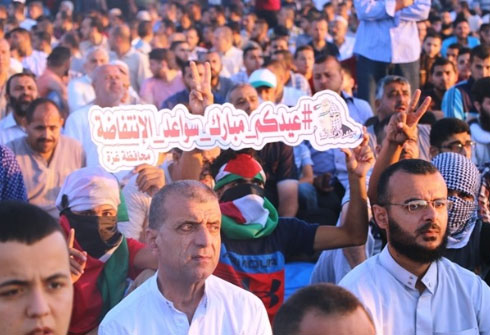 صور :عشرات الآلاف صلوا  العيد بالأقصى وفي غزة بمخيمات العودة