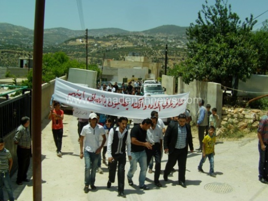 بالصور : مسيرة في " الحدادة " للإفراج عن موقوف مشاجرة مخيم جرش