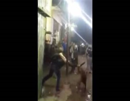 حقيقة الفيديو الوحشي لذبح شباب «كلب» بالأسلحة البيضاء في حي شعبي حقيقة الفيديو الوحشي لذبح شباب «كلب» بالأسلحة البيضاء في حي شعبي