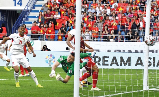 تغريم اتحاد الكرة الإماراتي بسبب مشجع أردني تغريم اتحاد الكرة الإماراتي بسبب مشجع أردني