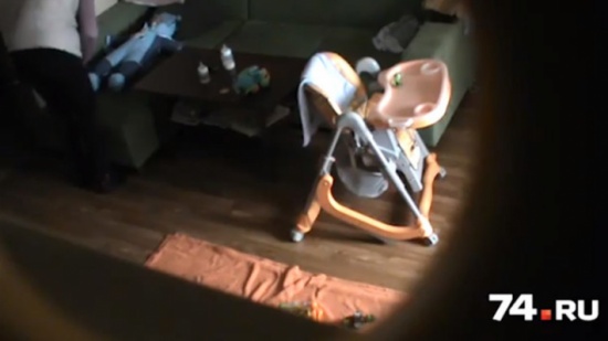 كاميرا خفية تصور حاضنة تلطم طفلا صغيرا