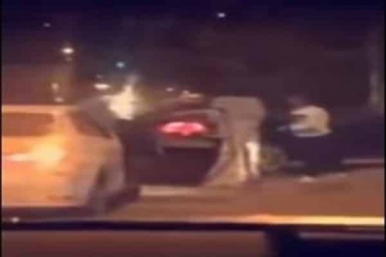 بالفيديو: لصوص يستولون على سيارة حديثة من “سائق” بعد صدمه وتهديده بالفيديو: لصوص يستولون على سيارة حديثة من “سائق” بعد صدمه وتهديده