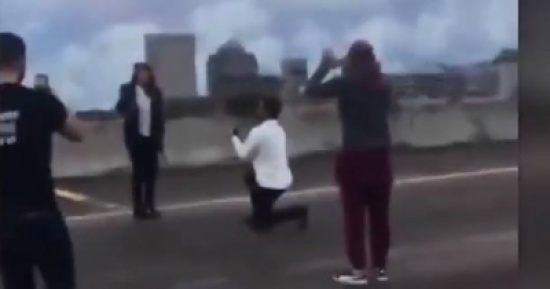بالفيديو: شاهد كيف طلب هذا الشاب يد فتاته للزواج بالفيديو: شاهد كيف طلب هذا الشاب يد فتاته للزواج