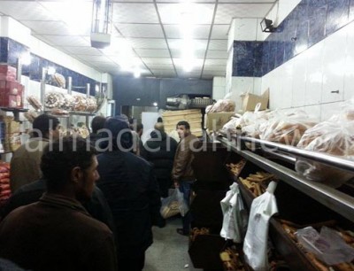 تهافت على الخبز .. والطلب يرتفع 100% تهافت على الخبز .. والطلب يرتفع 100%