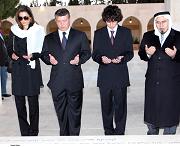 الملك والملكة يزوران ضريح المغفور له الملك الحسين