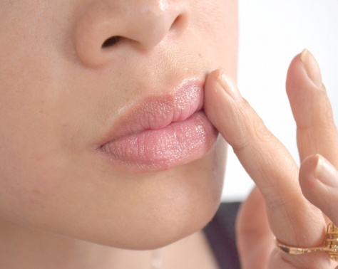 بالفيديو- حلّ جفاف الشفاه في الشتاء أصبح بين يديك.. والسرّ في معجون الأسنان