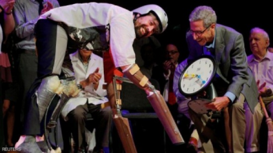 يحول نفسه إلى ماعز ويفوز بجائزة نوبل للحماقة العلمية يحول نفسه إلى ماعز ويفوز بجائزة نوبل للحماقة العلمية