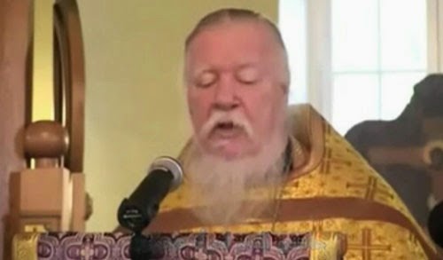 قسيس مسيحي يجيب على سؤال غريب لعجوز نصرانية عن المسلمين