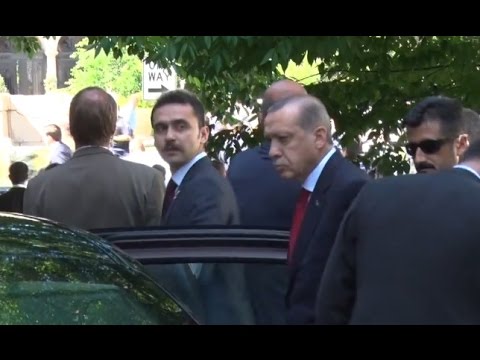 فيديو| اعترض موكب أردوغان في هامبورغ وصرخ “رئيس.. رئيس” وهذا ما حصل فيديو| اعترض موكب أردوغان في هامبورغ وصرخ “رئيس.. رئيس” وهذا ما حصل