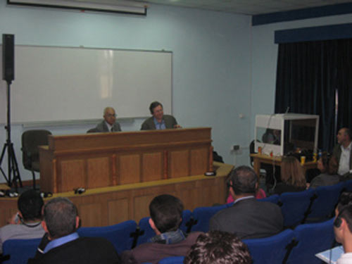جامعة البترا تستضيف محاضرًا أمريكا مختصا بالتحقيق الصحفي جامعة البترا تستضيف محاضرًا أمريكا مختصا بالتحقيق الصحفي