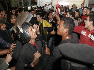 جرح 35 شرطيا مصريا في تظاهرة امام السفارة الجزائرية بالقاهرة