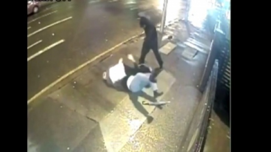 يضرب مسنين بسبب خروجهما في وقت متأخر