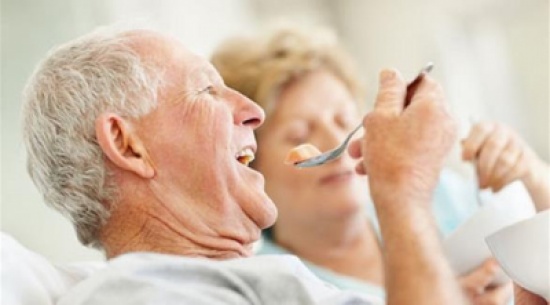 صعوبات البلع لدى كبار السن .. أعراض وحلول صعوبات البلع لدى كبار السن .. أعراض وحلول