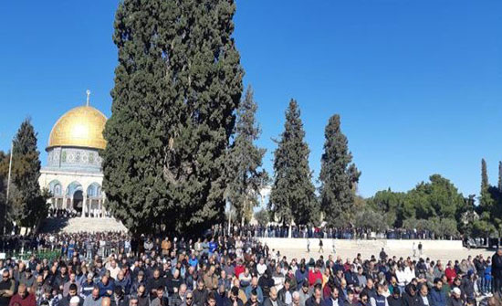 بالصور : 25 ألفاً يؤدون الجمعة برحاب “الأقصى” رغم اجراءات الاحتلال المشددة في القدس
