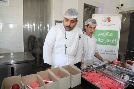 بالصور :  سفارة الامارات بالأردن تشرف على تنفيذ مشروع وجبات إفطار صائم
