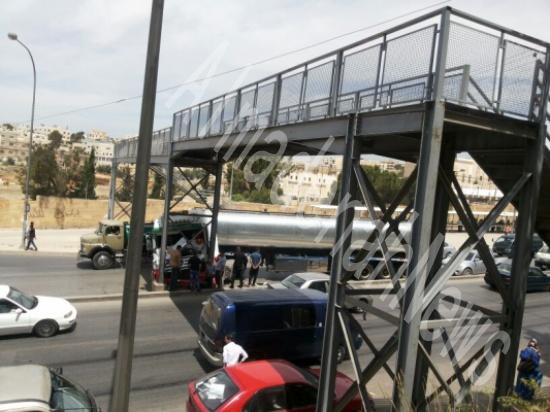 بالصور .. اصطدام صهريج نفط بجسر مشاه واصابة السائق في عمان بالصور .. اصطدام صهريج نفط بجسر مشاه واصابة السائق في عمان