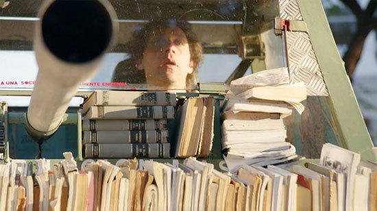 شاب أرجنتيني يصمم دبابة لتوصيل الكتب مجانًا لمحاربة الجهل " صور " شاب أرجنتيني يصمم دبابة لتوصيل الكتب مجانًا لمحاربة الجهل " صور "