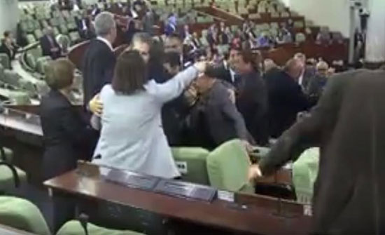 فيديو.. شجار وتشابك بالأيدي داخل البرلمان الجزائري