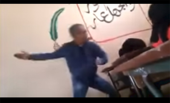 بالفيديو : مدرّس يتعدّى على طالبة بالضرب في المغرب بالفيديو : مدرّس يتعدّى على طالبة بالضرب في المغرب