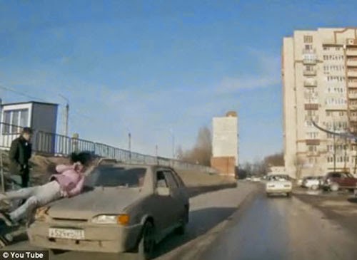 لحظة صادمة لسيارة تدهس روسية