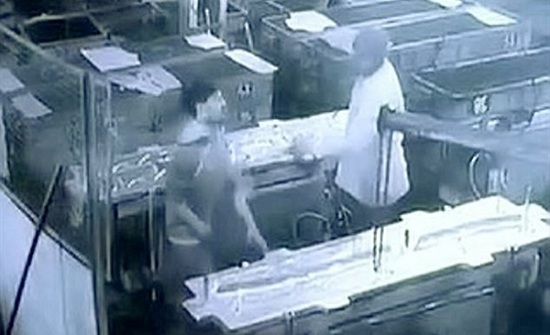 مشرف يتسبب في وفاة عامل بسبب مزحة قاتلة في الهند.. فيديو مشرف يتسبب في وفاة عامل بسبب مزحة قاتلة في الهند.. فيديو