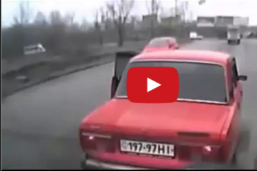 شاهد سائق يحطم الزجاج الخلفي لسيارة اعترضت طريقه!