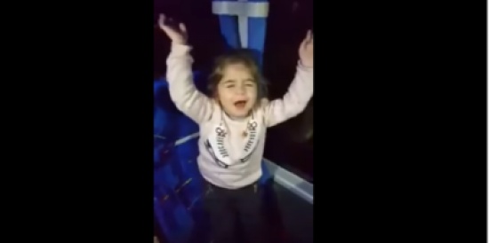 فيديو|طفلة تقلد أم كلثوم بإنفعال!!